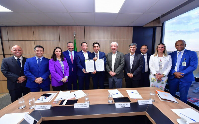 Representantes do MPOR, CNseg e SEPPI durante assinatura de protocolo de intenções, em Brasília-DF / Foto: Sérgio Francês / MPOR / Divulgação