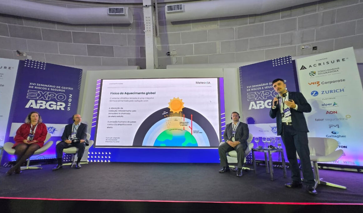 Gabriel Perez apresenta a solução da MeteoIA para riscos climáticos. / Foto: Divulgação