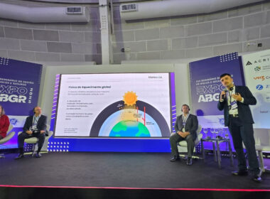Gabriel Perez apresenta a solução da MeteoIA para riscos climáticos. / Foto: Divulgação