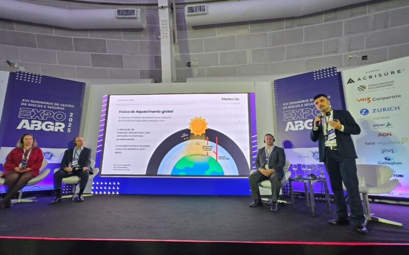 Gabriel Perez apresenta a solução da MeteoIA para riscos climáticos. / Foto: Divulgação