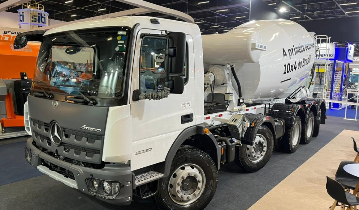 Mercedes-Benz Atego 3330 é o primeiro caminhão betoneira 10x4 do Brasil / Foto: Divulgação