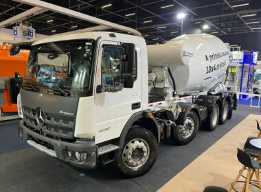 Mercedes-Benz Atego 3330 é o primeiro caminhão betoneira 10x4 do Brasil / Foto: Divulgação