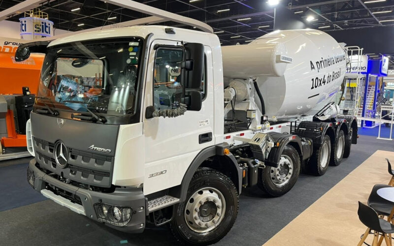 Mercedes-Benz Atego 3330 é o primeiro caminhão betoneira 10x4 do Brasil / Foto: Divulgação