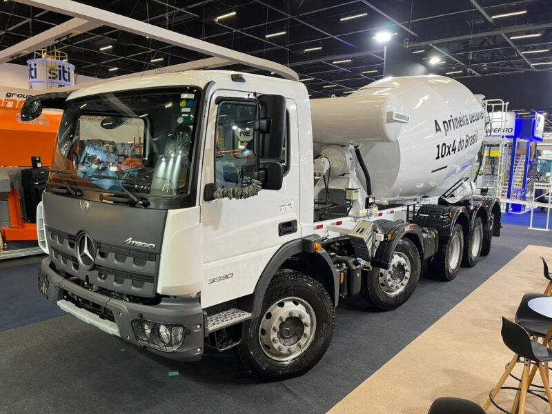 Mercedes-Benz Atego 3330 é o primeiro caminhão betoneira 10x4 do Brasil / Foto: Divulgação