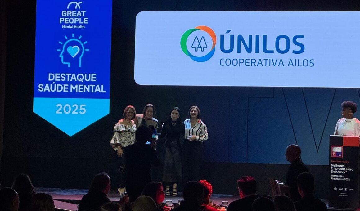 Delbora Machado (Diretora-Executiva), Silvania Junckes de Amorim (Diretora-Administrativa) e Adriana Thomé (coordenadora de Gestão de Pessoas) receberam os troféus na capital paulista. Foto: Divulgação.