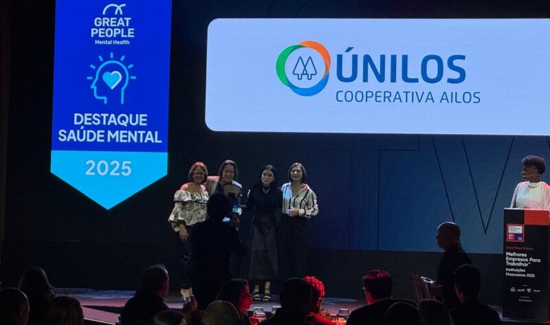 Delbora Machado (Diretora-Executiva), Silvania Junckes de Amorim (Diretora-Administrativa) e Adriana Thomé (coordenadora de Gestão de Pessoas) receberam os troféus na capital paulista. Foto: Divulgação.