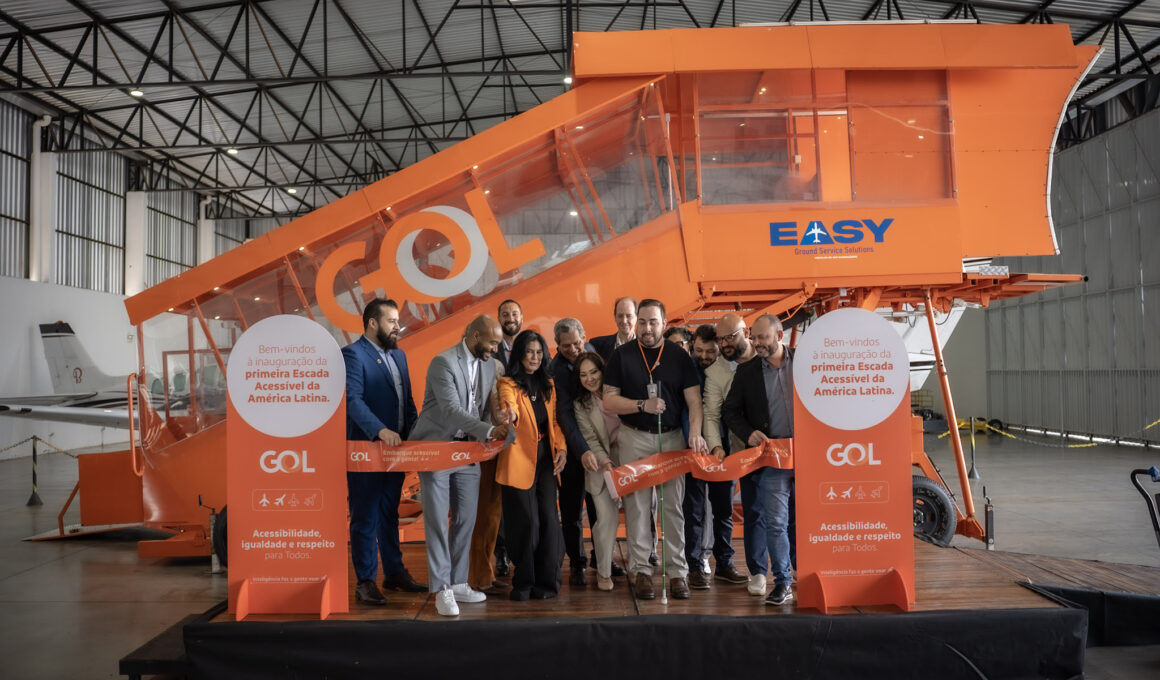 Entre os presentes na cerimônia do corte de faixa inaugural da Escada de Acesso com Elevador da GOL, da esq. para a dir: Gustavo Vieira da Silva, presidente da Terminais Aéreos de Maringá; Felipe Sobrinho, gerente de Pertencimento da GOL; Silvio Barros e Bernadete Barros, prefeito e primeira dama de Maringá; Marcos Tognato (atrás), especialista em Relações Institucionais da GOL; Bruno Bartolo, analista de Pertencimento da GOL; Higor Zanco; diretor Comercial e fundador da Easy; e Marcos Aurélio da Silva, secretário da Pessoa com Deficiência (PCD) de Maringá (Foto: Victor Erlacher Espindula / Divulgação GOL)