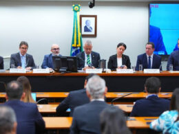 Da esquerda para a direita: diretor do Instituto de Resseguros do Brasil (IRB), João Rabelo, o Superintendente da Superintendência de Seguros Privados (Susep), Alessandro Octaviani, o Secretário Nacional de Mudança do Clima do Ministério do Meio Ambiente (MMA), Aloisio Melo, o deputado federal Evair de Melo (PP/ES), a Subsecretária de Desenvolvimento Econômico Sustentável do Ministério da Fazenda (MF), Cristina Fróes, o presidente da Confederação Nacional das Seguradoras (CNseg), Dyogo Oliveira, e o CEO Brasil da Guy Carpenter, Pedro Farme D’Amoed.