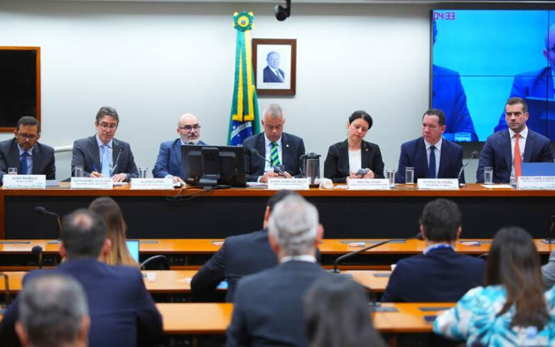 Da esquerda para a direita: diretor do Instituto de Resseguros do Brasil (IRB), João Rabelo, o Superintendente da Superintendência de Seguros Privados (Susep), Alessandro Octaviani, o Secretário Nacional de Mudança do Clima do Ministério do Meio Ambiente (MMA), Aloisio Melo, o deputado federal Evair de Melo (PP/ES), a Subsecretária de Desenvolvimento Econômico Sustentável do Ministério da Fazenda (MF), Cristina Fróes, o presidente da Confederação Nacional das Seguradoras (CNseg), Dyogo Oliveira, e o CEO Brasil da Guy Carpenter, Pedro Farme D’Amoed.