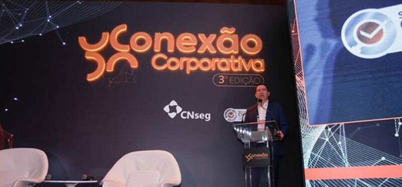 No púlpito, o presidente da CNseg, Dyogo Oliveira
