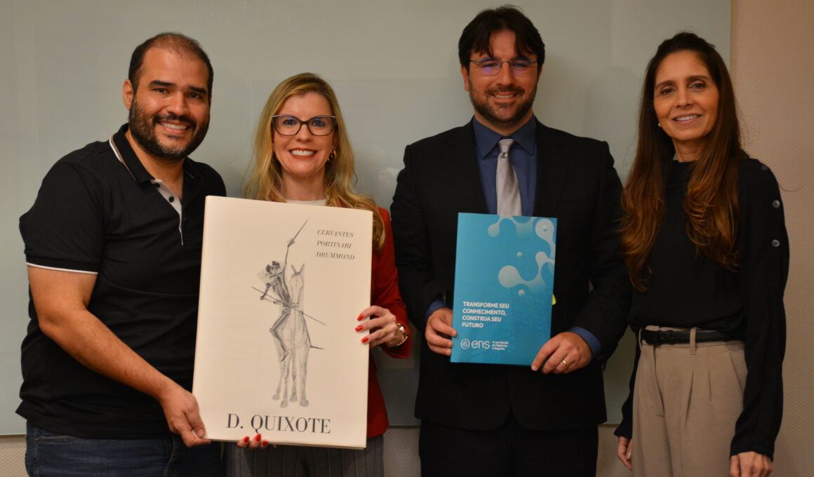 Letícia e Leandro Ramos, ao centro, exibindo o contrato de parceria com a ENS e o presente recebido pelos dirigentes Lucas e Paola / Foto: Fernando Gonçalves e João Vitor Silva / Divulgação
