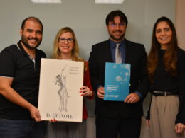 Letícia e Leandro Ramos, ao centro, exibindo o contrato de parceria com a ENS e o presente recebido pelos dirigentes Lucas e Paola / Foto: Fernando Gonçalves e João Vitor Silva / Divulgação