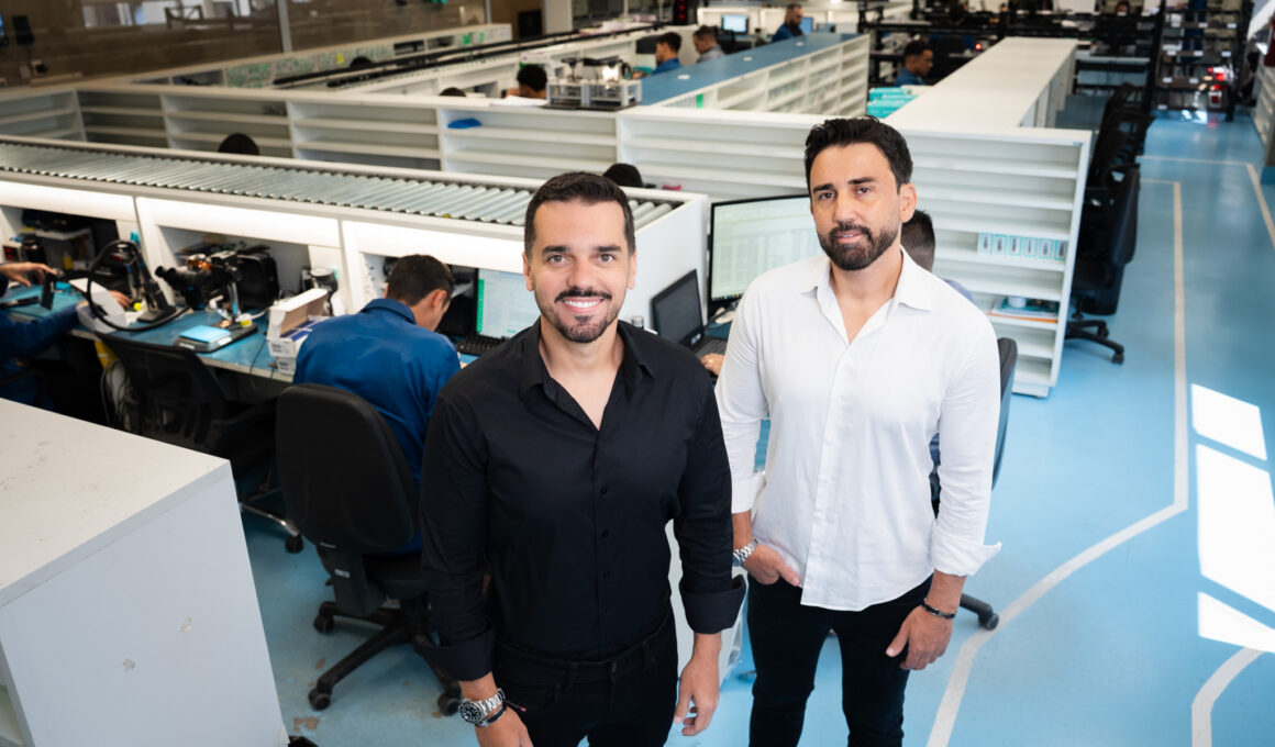 Lucas e Pablo Linhares no laboratório do Grupo PLL / Foto: Halei Rembrandt / Divulgação