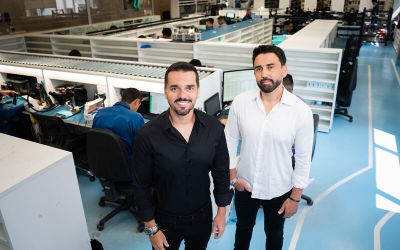 Lucas e Pablo Linhares no laboratório do Grupo PLL / Foto: Halei Rembrandt / Divulgação