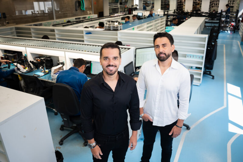 Lucas e Pablo Linhares no laboratório do Grupo PLL / Foto: Halei Rembrandt / Divulgação