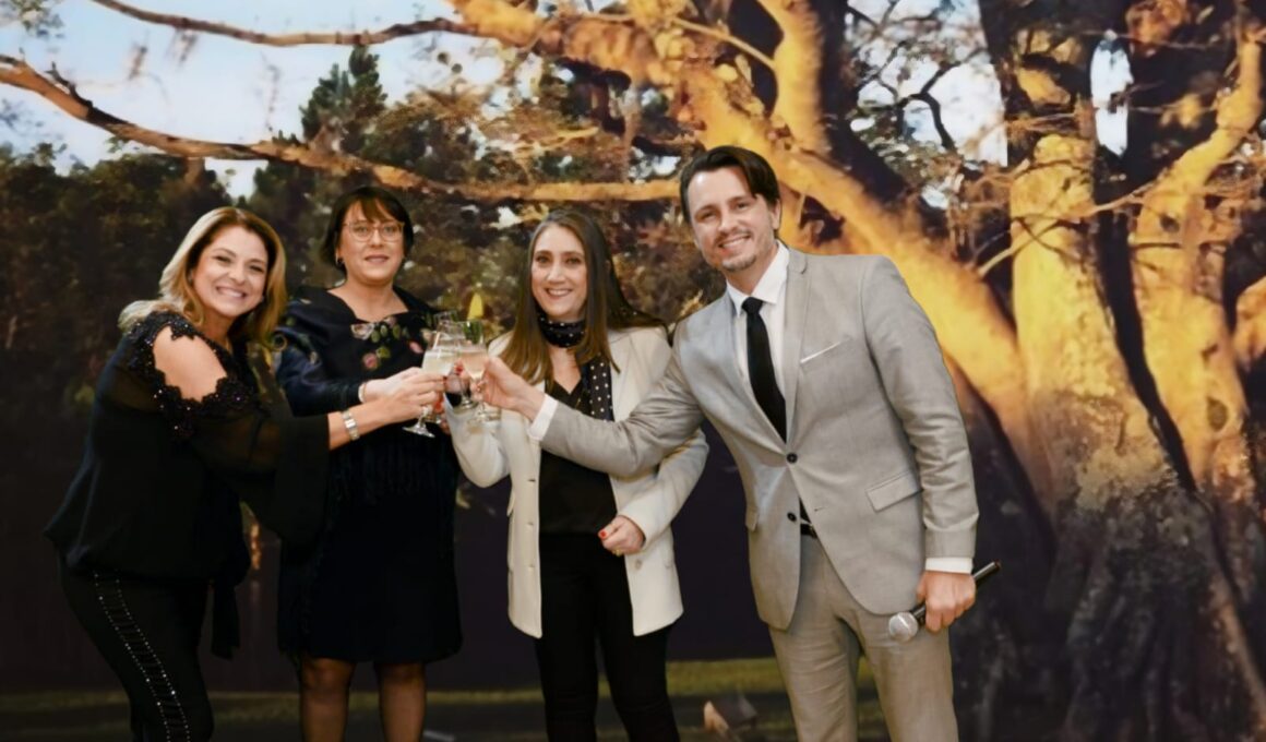 A jornalista Regina Lima com Mariah Pires, Cristiane Marrone Pires e Alexandre Pires, sócios da ACG Home Care / Foto: Divulgação