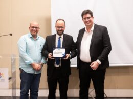 O vice-presidente do CSP Bahia, Ulisses Brito, e o presidente da entidade, Antonio Daniel Mota, entregam placa de homenagem ao palestrante / Foto: Vitor Moreira / Divulgação