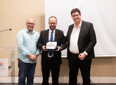O vice-presidente do CSP Bahia, Ulisses Brito, e o presidente da entidade, Antonio Daniel Mota, entregam placa de homenagem ao palestrante / Foto: Vitor Moreira / Divulgação