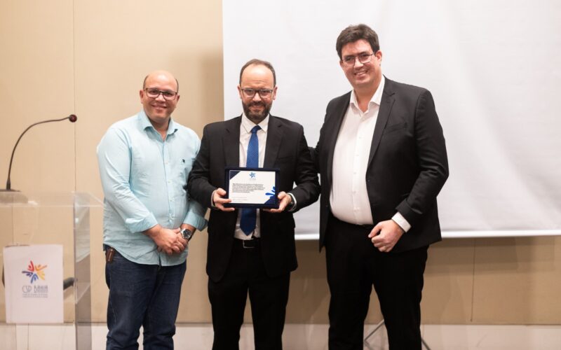 O vice-presidente do CSP Bahia, Ulisses Brito, e o presidente da entidade, Antonio Daniel Mota, entregam placa de homenagem ao palestrante / Foto: Vitor Moreira / Divulgação