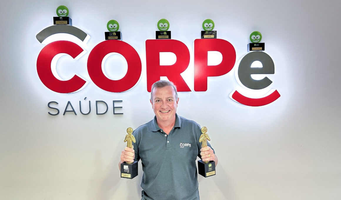 Foto: Dirceu Canal e troféus do Prêmio Reclame Aqui / Divulgação