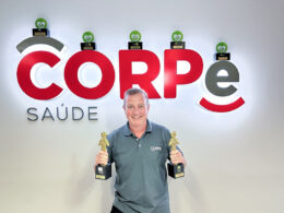 Foto: Dirceu Canal e troféus do Prêmio Reclame Aqui / Divulgação