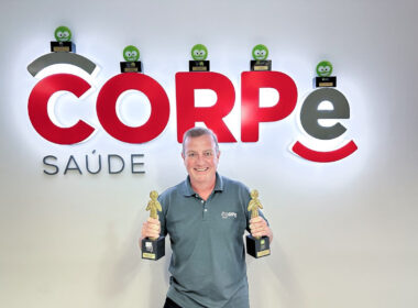 Foto: Dirceu Canal e troféus do Prêmio Reclame Aqui / Divulgação