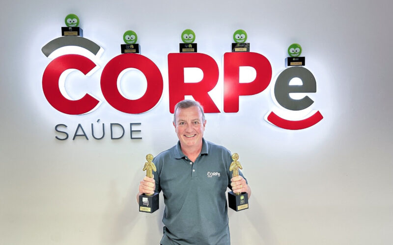 Foto: Dirceu Canal e troféus do Prêmio Reclame Aqui / Divulgação