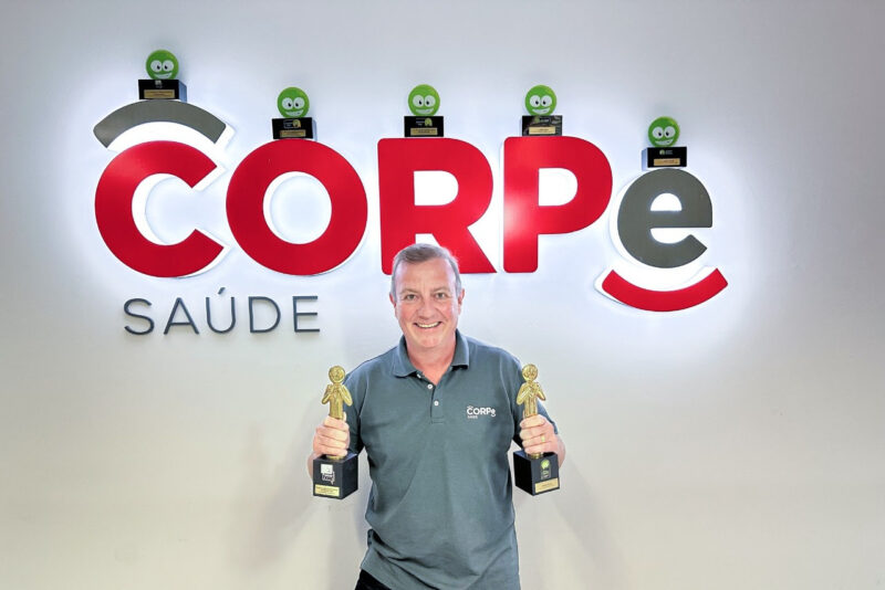 Foto: Dirceu Canal e troféus do Prêmio Reclame Aqui / Divulgação