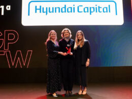 Da esquerda para a direita: Patrícia Ramos, Head de RH do Banco Hyundai; Liliana Blutaumuller, CEO do Banco Hyundai; e Bianca Andrade, consultora de Relacionamento do Instituto GPTW, representante da GPTW na entrega da premiação / Foto: Divulgação