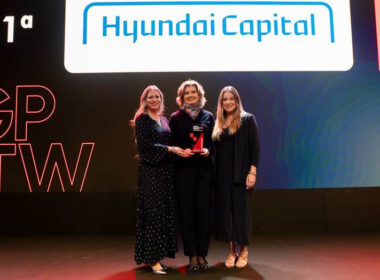 Da esquerda para a direita: Patrícia Ramos, Head de RH do Banco Hyundai; Liliana Blutaumuller, CEO do Banco Hyundai; e Bianca Andrade, consultora de Relacionamento do Instituto GPTW, representante da GPTW na entrega da premiação / Foto: Divulgação