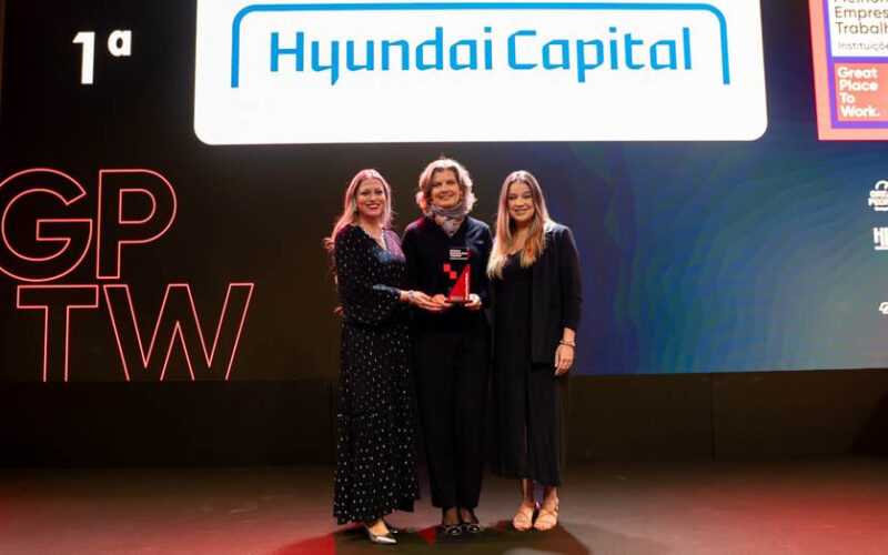 Da esquerda para a direita: Patrícia Ramos, Head de RH do Banco Hyundai; Liliana Blutaumuller, CEO do Banco Hyundai; e Bianca Andrade, consultora de Relacionamento do Instituto GPTW, representante da GPTW na entrega da premiação / Foto: Divulgação
