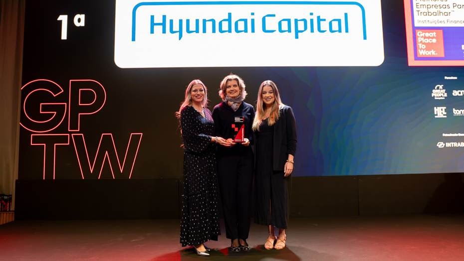 Da esquerda para a direita: Patrícia Ramos, Head de RH do Banco Hyundai; Liliana Blutaumuller, CEO do Banco Hyundai; e Bianca Andrade, consultora de Relacionamento do Instituto GPTW, representante da GPTW na entrega da premiação / Foto: Divulgação