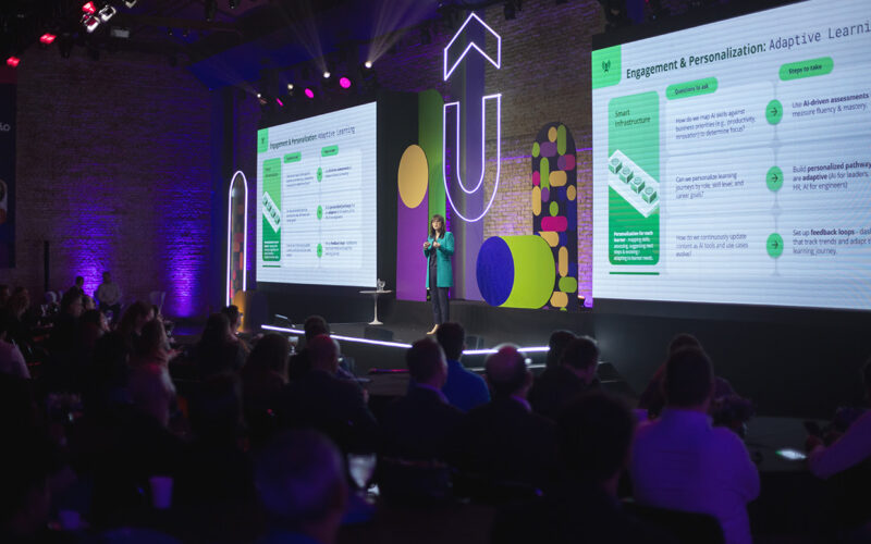 Genefa Murphy, Chief Marketing Officer da Udemy, na abertura do FWD São Paulo 2025 / Foto: Udemy