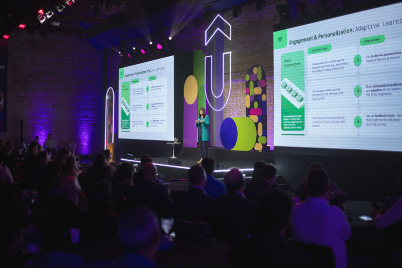 Genefa Murphy, Chief Marketing Officer da Udemy, na abertura do FWD São Paulo 2025 / Foto: Udemy