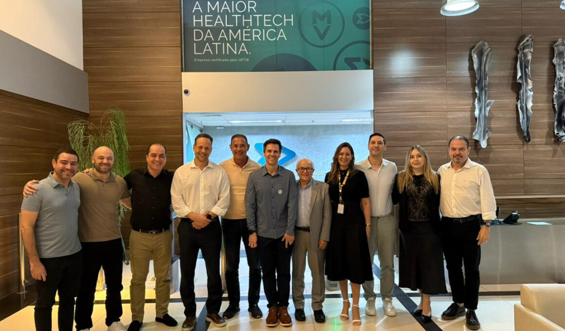 Foto: Armando Barros, Diretor Corporativo Jurídico da MVWilton Rondon Jr - Diretor Corporativo de Unidades e NegóciosJeferson Sadocci - Diretor Corporativo de Mercado e Cliente) Fabrício Campolina - ConselheiroPaulo Magnus - CEO da MVMilton Burgese - ConselheiroAlceu Alves - Vice-presidente da MVElaine Monteiro - Diretora Corporativa de Gente & GestãoAndrey Abreu - Diretor Corporativo de TecnologiaVanessa Reis - Diretora Administrativo FinanceiroFrancisco Figueirêdo - Diretor Corporativo de Operações / Divulgação