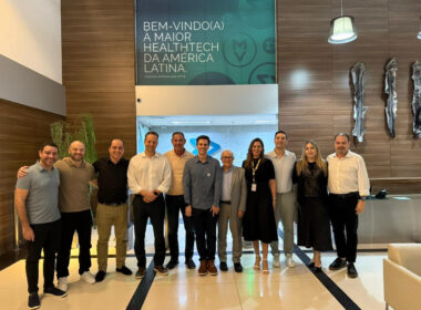 Foto: Armando Barros, Diretor Corporativo Jurídico da MVWilton Rondon Jr - Diretor Corporativo de Unidades e NegóciosJeferson Sadocci - Diretor Corporativo de Mercado e Cliente) Fabrício Campolina - ConselheiroPaulo Magnus - CEO da MVMilton Burgese - ConselheiroAlceu Alves - Vice-presidente da MVElaine Monteiro - Diretora Corporativa de Gente & GestãoAndrey Abreu - Diretor Corporativo de TecnologiaVanessa Reis - Diretora Administrativo FinanceiroFrancisco Figueirêdo - Diretor Corporativo de Operações / Divulgação