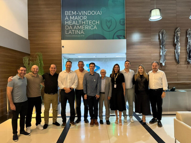 Foto: Armando Barros, Diretor Corporativo Jurídico da MVWilton Rondon Jr - Diretor Corporativo de Unidades e NegóciosJeferson Sadocci - Diretor Corporativo de Mercado e Cliente) Fabrício Campolina - ConselheiroPaulo Magnus - CEO da MVMilton Burgese - ConselheiroAlceu Alves - Vice-presidente da MVElaine Monteiro - Diretora Corporativa de Gente & GestãoAndrey Abreu - Diretor Corporativo de TecnologiaVanessa Reis - Diretora Administrativo FinanceiroFrancisco Figueirêdo - Diretor Corporativo de Operações / Divulgação