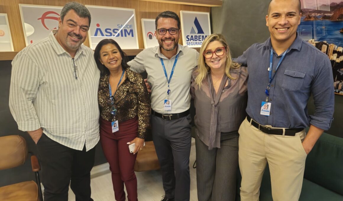 Marco Aurélio Marques, diretor financeiro do CCS-RJ; Ana Gonçalves, gestora comercial da ASSIM Saúde; Jorge Costa, gestor comercial da ASSIM Saúde; Dayse Magesti, diretora administrativa do CCS-RJ; Fernando Corrêa, promotor captador da ASSIM Saúde / Foto: Divulgação 