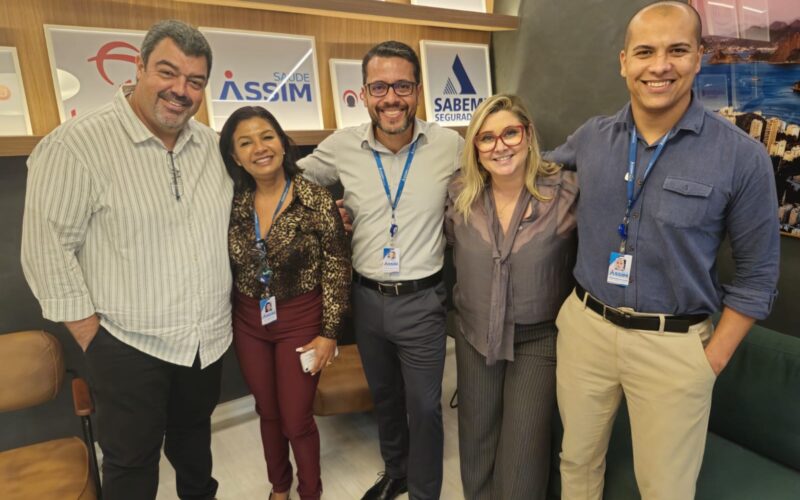 Marco Aurélio Marques, diretor financeiro do CCS-RJ; Ana Gonçalves, gestora comercial da ASSIM Saúde; Jorge Costa, gestor comercial da ASSIM Saúde; Dayse Magesti, diretora administrativa do CCS-RJ; Fernando Corrêa, promotor captador da ASSIM Saúde / Foto: Divulgação 