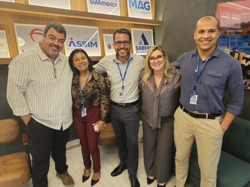 Marco Aurélio Marques, diretor financeiro do CCS-RJ; Ana Gonçalves, gestora comercial da ASSIM Saúde; Jorge Costa, gestor comercial da ASSIM Saúde; Dayse Magesti, diretora administrativa do CCS-RJ; Fernando Corrêa, promotor captador da ASSIM Saúde / Foto: Divulgação 
