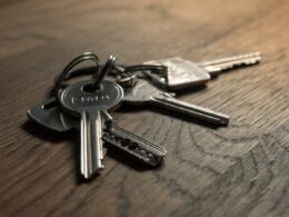 a bunch of keys sitting on top of a wooden table