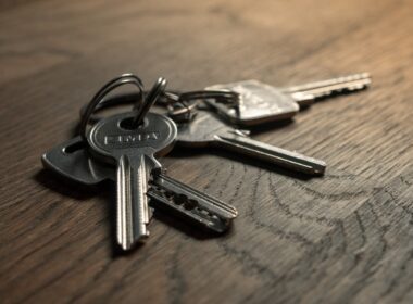 a bunch of keys sitting on top of a wooden table