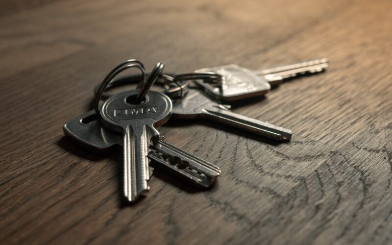 a bunch of keys sitting on top of a wooden table