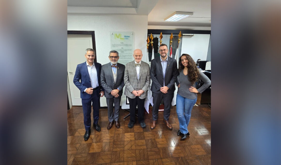 Especialistas em seguro de vida reunidos na Mister Líber Corretora de Seguros (e/d): Anderson Mundim, presidente do CVG-SP; Josusmar Sousa; Joe Jordan; Felipe Sousa; e Gabriela Sousa.