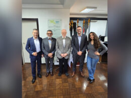 Especialistas em seguro de vida reunidos na Mister Líber Corretora de Seguros (e/d): Anderson Mundim, presidente do CVG-SP; Josusmar Sousa; Joe Jordan; Felipe Sousa; e Gabriela Sousa.