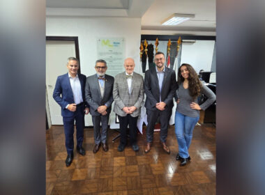 Especialistas em seguro de vida reunidos na Mister Líber Corretora de Seguros (e/d): Anderson Mundim, presidente do CVG-SP; Josusmar Sousa; Joe Jordan; Felipe Sousa; e Gabriela Sousa.