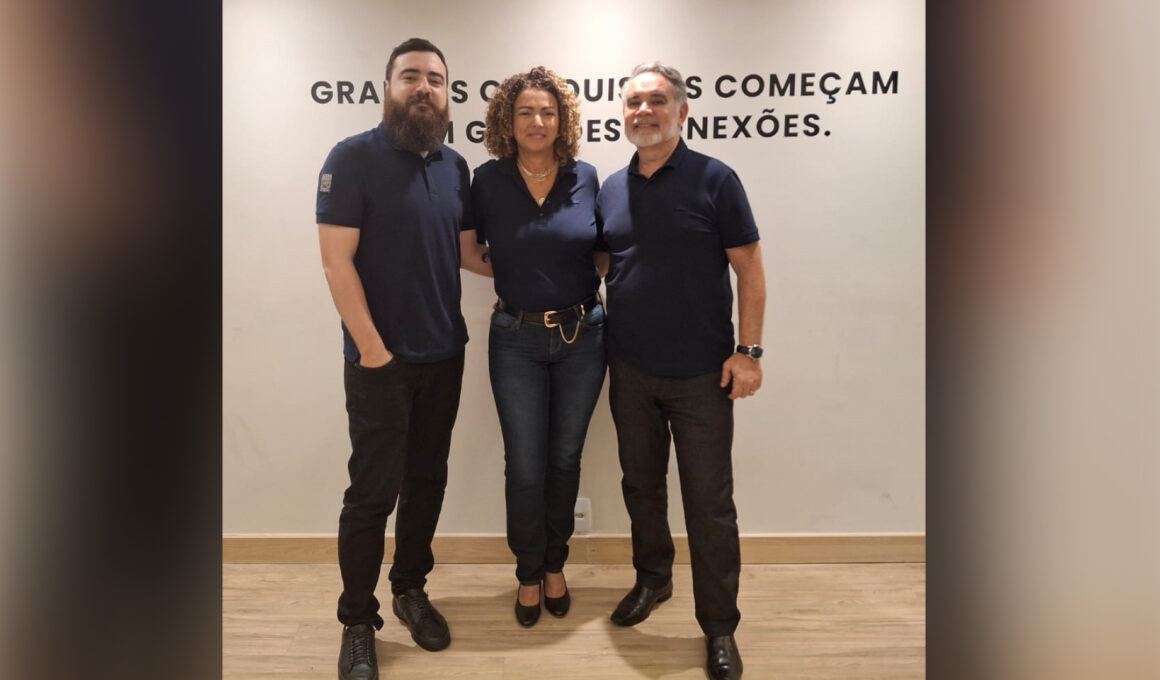 Da esquerda para a direita: Gustavo Gripa Corrêa, novo gerente comercial da Senra Associados; Celeste Senra e Antônio Carlos Senra, sócios da Senra Associados / Foto: Divulgação