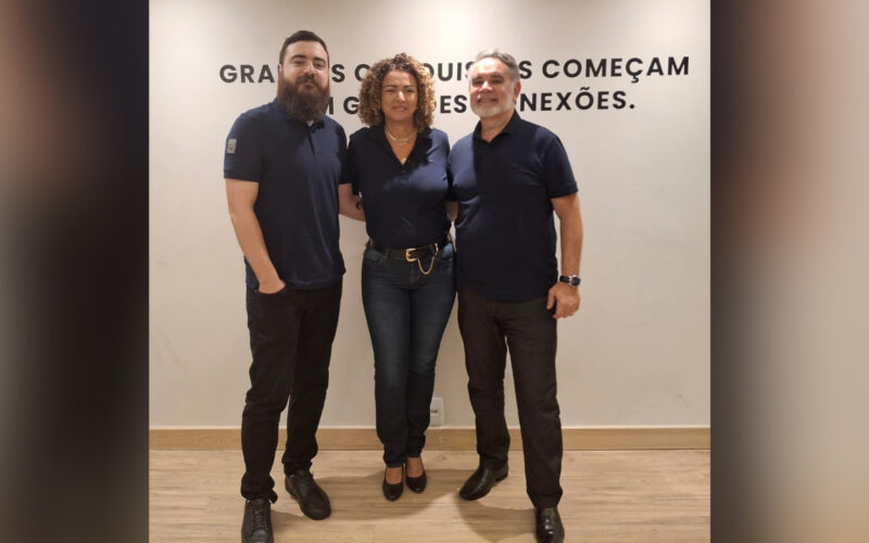 Da esquerda para a direita: Gustavo Gripa Corrêa, novo gerente comercial da Senra Associados; Celeste Senra e Antônio Carlos Senra, sócios da Senra Associados / Foto: Divulgação