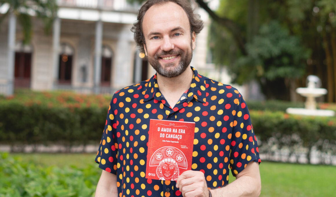 João Pedro Fagerlande com seu novo livro - Crédito fotográfico Gabriela Furlan/ Divulgação