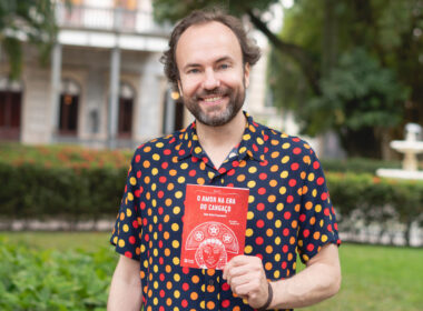 João Pedro Fagerlande com seu novo livro - Crédito fotográfico Gabriela Furlan/ Divulgação